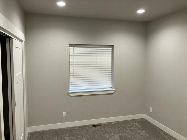 Building Photo - 329 3rd Ave W