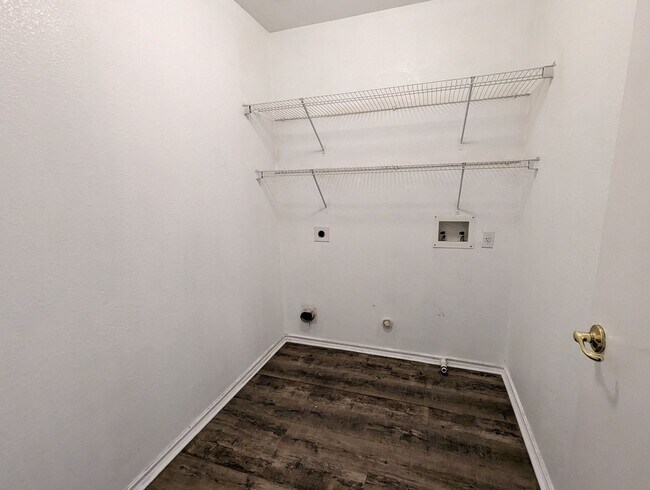 Building Photo - 3 Bed / 2 Bath Home with Private Backyard