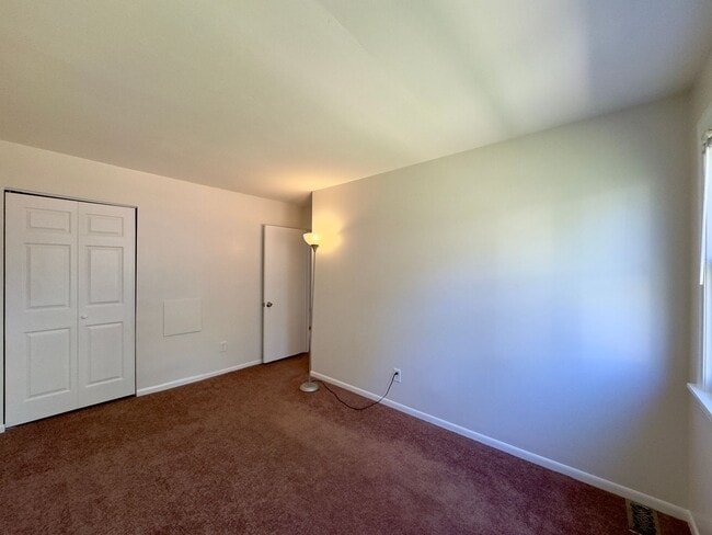 Building Photo - Charming 3Bed/1.5Bath Townhome in Rosedale