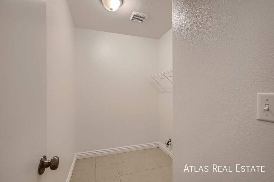 Building Photo - 5531 Los Lobos St