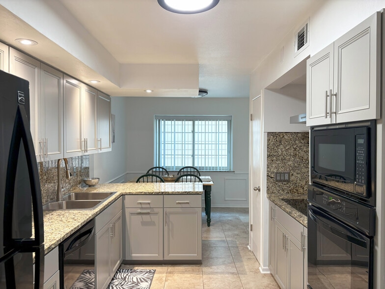 Kitchen - 7500 Callaghan Rd