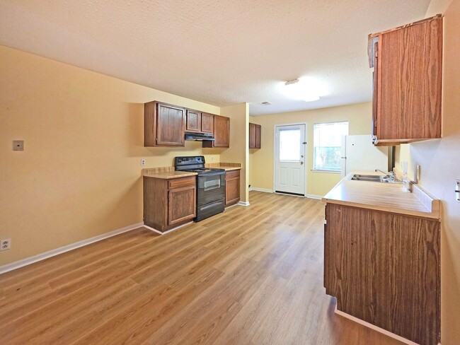 Building Photo - Charming 2-Bedroom Duplex in the Heart of ...