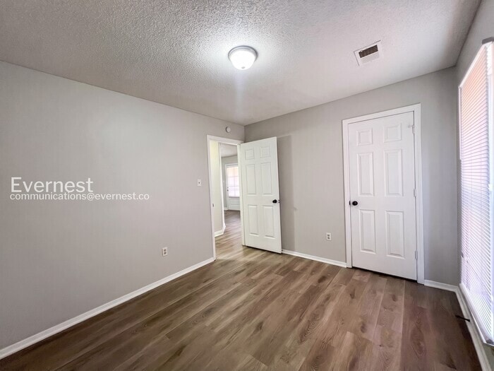 Building Photo - 1208 W E Ross Pkwy