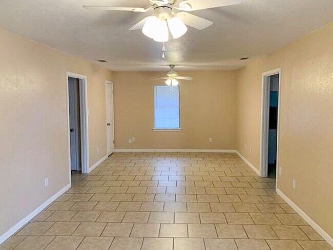 Building Photo - Decatur Home 3 Bedroom 2 Bath