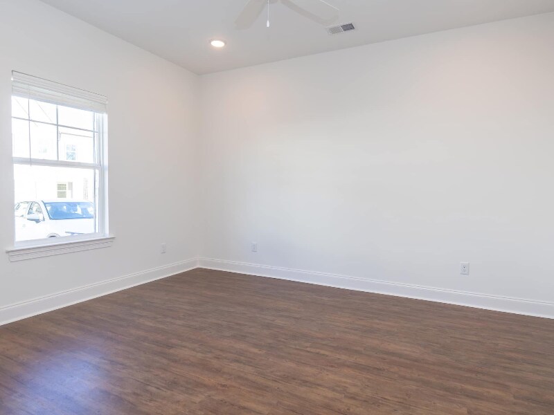 Building Photo - 637 Cottage Grv Cir