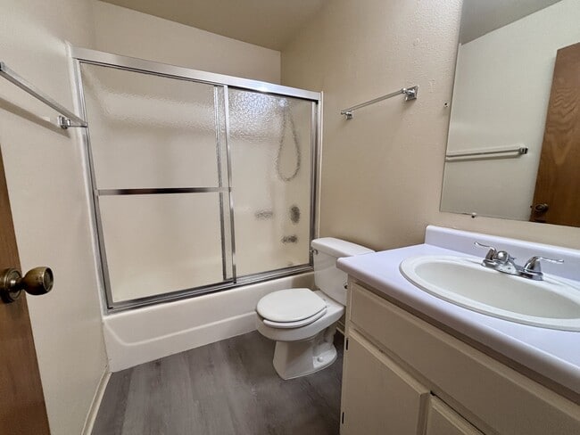 Building Photo - 307 Country View Ln