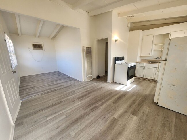 Building Photo - 6667 Desert Queen Ave