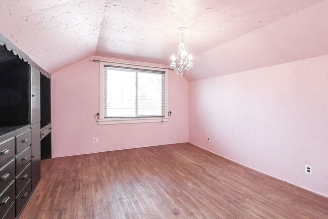 Building Photo - 405 Singer Ave