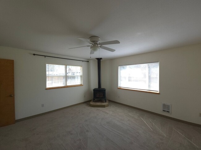 Building Photo - 3 Bedroom 2 Bath