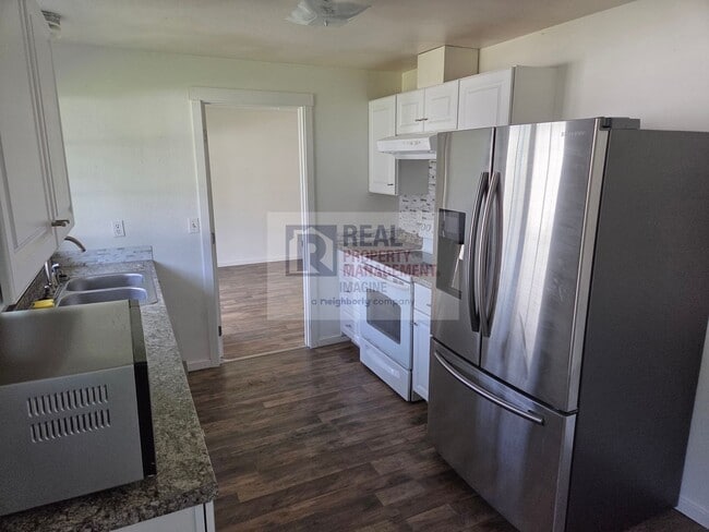 Building Photo - Updated 5 Bedroom Home!