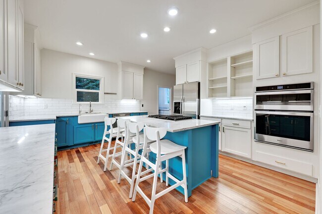 Building Photo - Beautiful Spacious Bainbridge Home