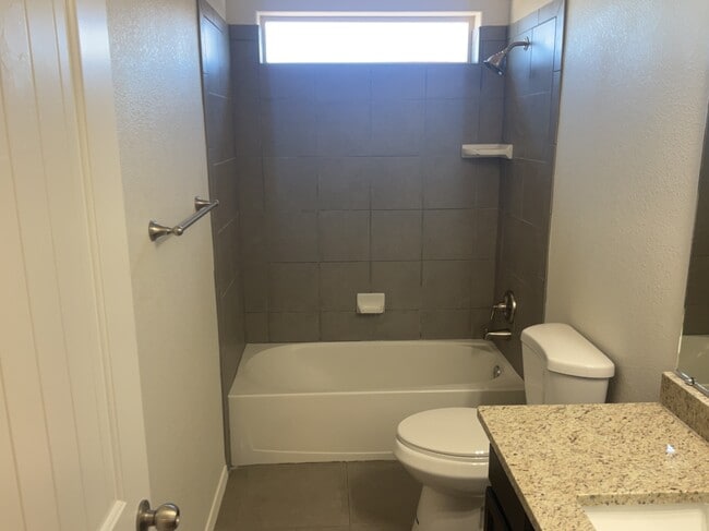 Building Photo - 904 Crown Ct NE