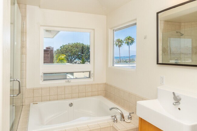 Building Photo - Contemporary 3 Bedroom/2 Bath Home With Oc...