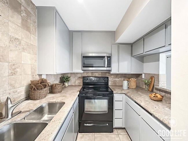 Building Photo - Beautiful 2BD/2BA w/ Reserved Parking and A/C in College Area!