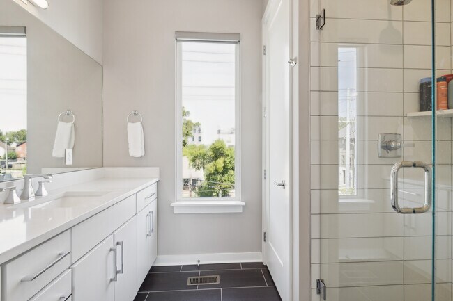 Building Photo - 1300 Lischey Ave