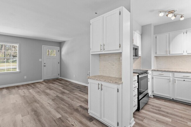 Building Photo - 3 Bedroom Single Family Home