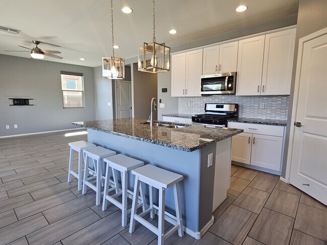 Building Photo - 10679 W Golson Dr