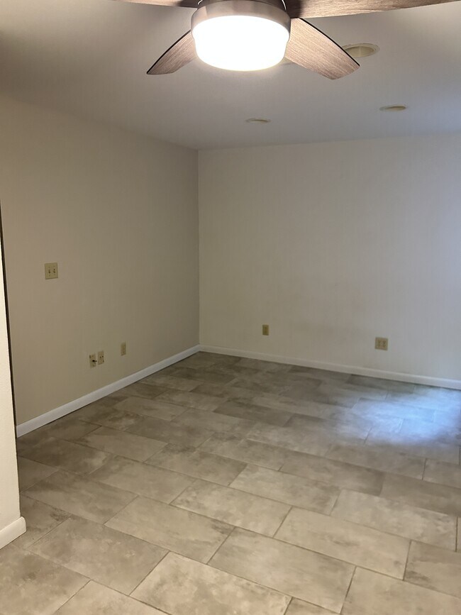 Building Photo - 3500 Rolling Green Dr