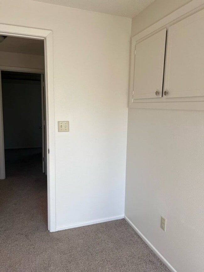 Building Photo - FREE RENT! 2x1 Townhome on Miller St S