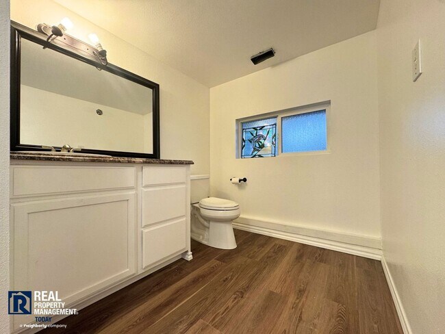 Building Photo - Mills - 2817 (Advertising Only)