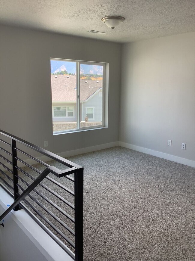 Building Photo - Townhome in Prime Spanish Fork Location