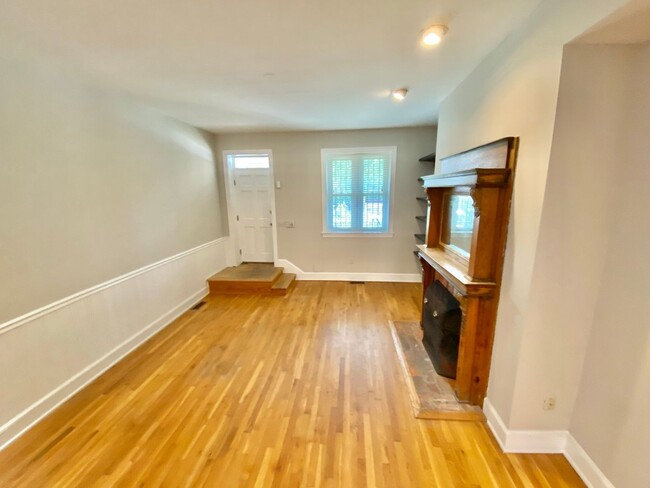 Building Photo - Chic Shaw Townhouse 2bd/2.5 bath with Deco...