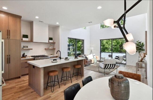 Building Photo - 536 Highland Ave NE