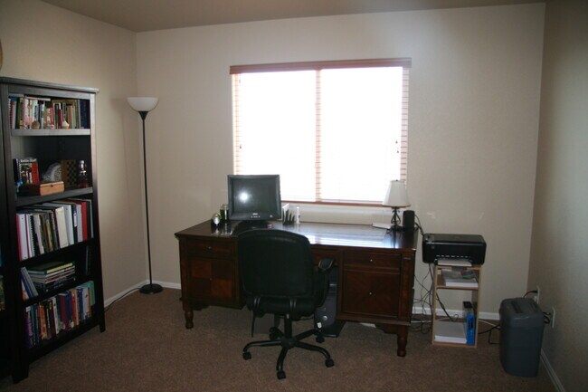 Building Photo - Beautiful 3 bedroom home available with mo...