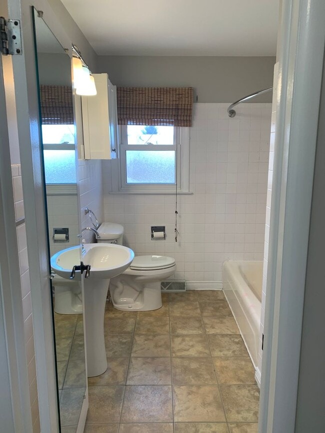 Building Photo - 2 BEDROOM, 2 BATHROOM, 2 BONUS ROOM SINGLE FAMILY HOME