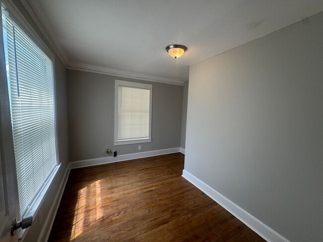 Building Photo - Narrow Lane Home