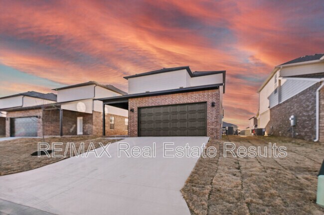 Building Photo - 4670 W Aurora St