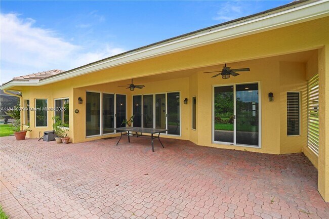 Building Photo - 720 Cypress Pointe Dr W