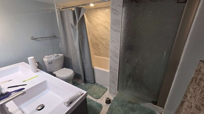 Building Photo - 6-Bed, 3-Bath Home in Fridley with Huge Yard
