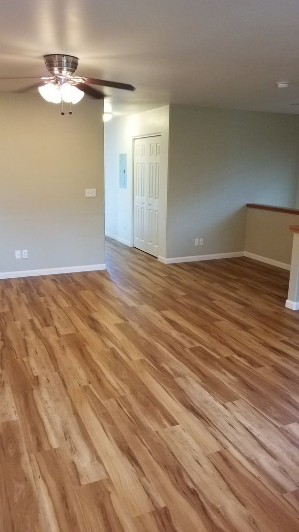 Building Photo - Pet Friendly. W&D. Great Location. 2 Parki...