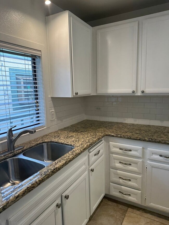 Building Photo - MISSION HILLS 2BR / 2BA CONDO – HALF OFF 1...