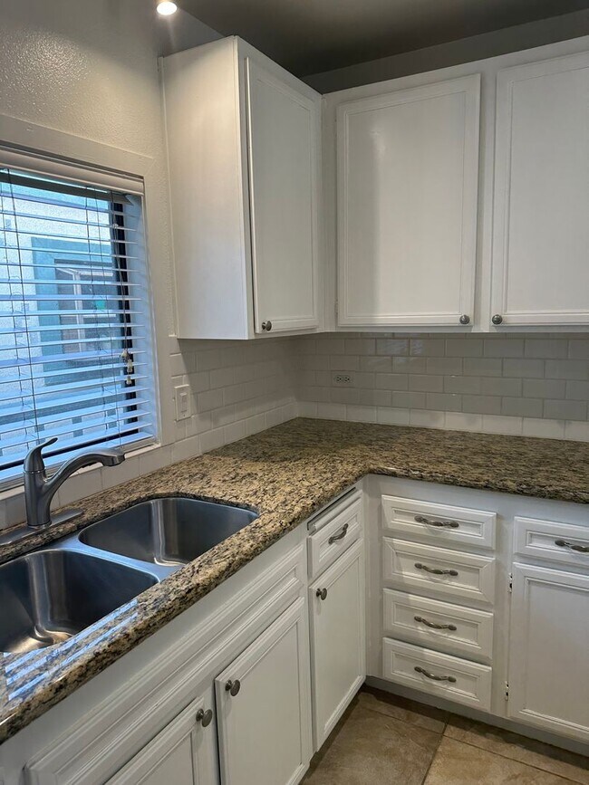 Building Photo - MISSION HILLS-SPACIOUS 2BR /2BA WITH MODER...