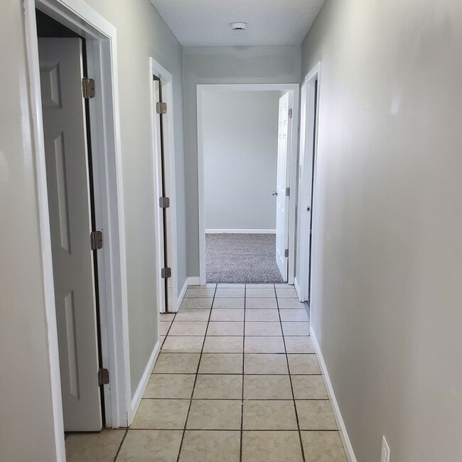 Building Photo - 6 BDRM HOUSE FOR RENT