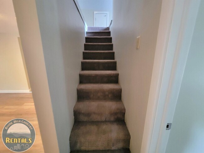 Building Photo - Charming 2 Bedroom Home --- Walking Distance to Campus!