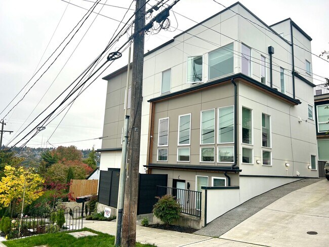 Building Photo - Magnolia newer 2Bed 2Bath Townhouse with Rooftop Deck