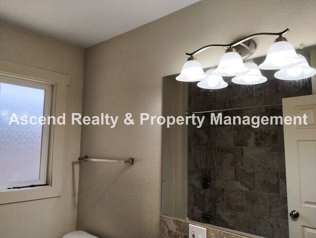 Building Photo - Spacious One Level Open Floor Plan with La...