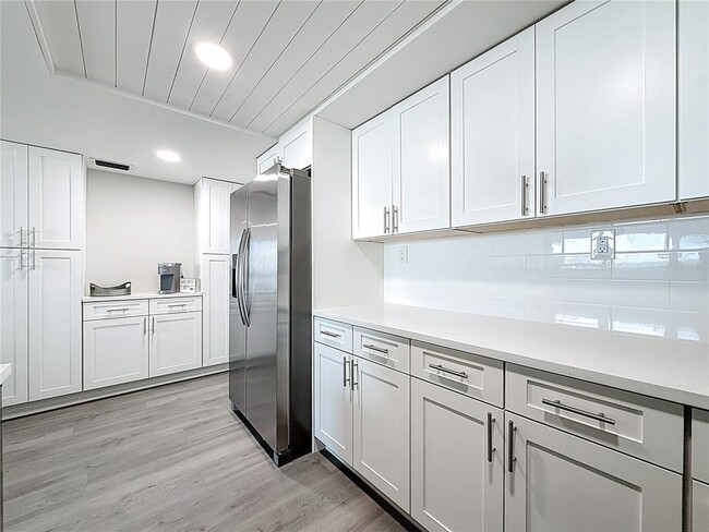 Building Photo - 400 Island Way