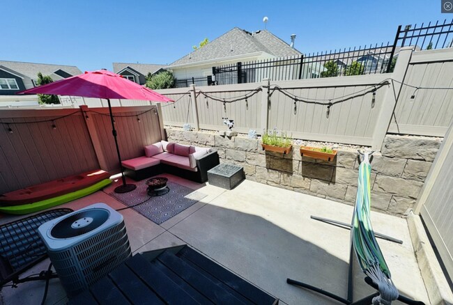 Building Photo - Stylish 3-Bedroom Townhome in Traverse Mou...