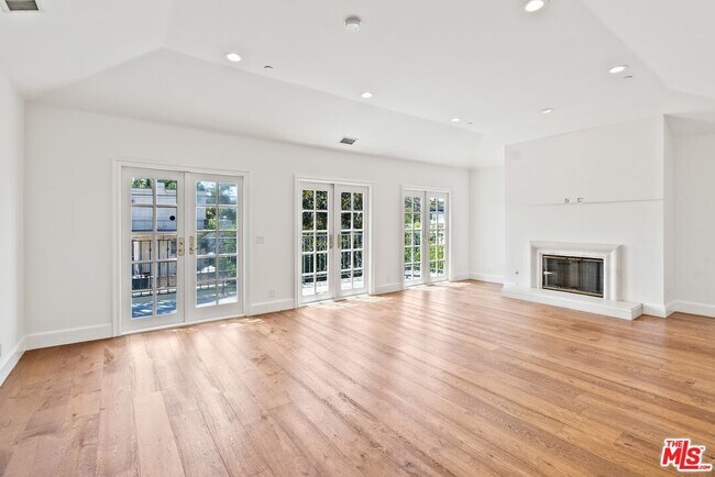Building Photo - 321 S Palm Dr
