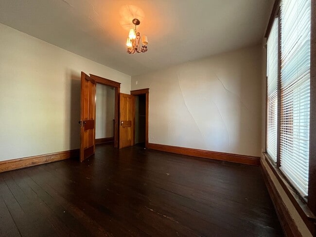 Building Photo - 304 S Lake St