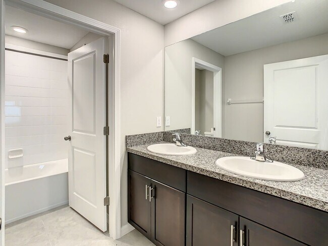 Building Photo - Beautiful 4 bedroom 2.5 bathroom Single Family House! Like new!