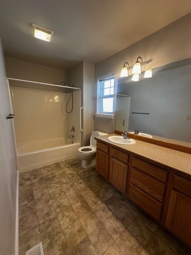 Building Photo - Beautiful 3 Bedroom Home- Centrally Locate...