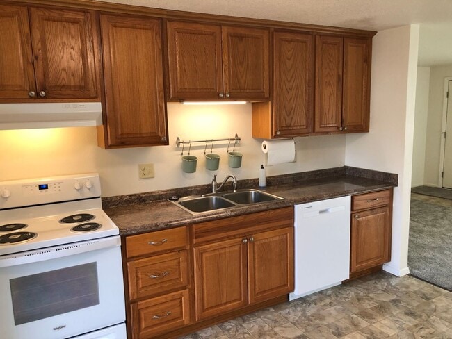Building Photo - Beautifully updated 2 bed/1bath duplex in ...