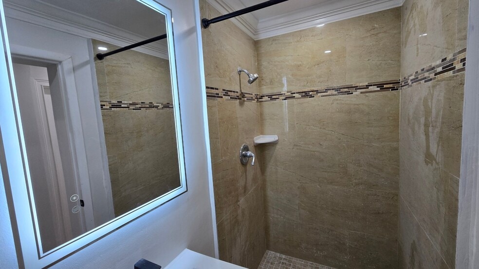 Building Photo - 2808 Middle River Dr