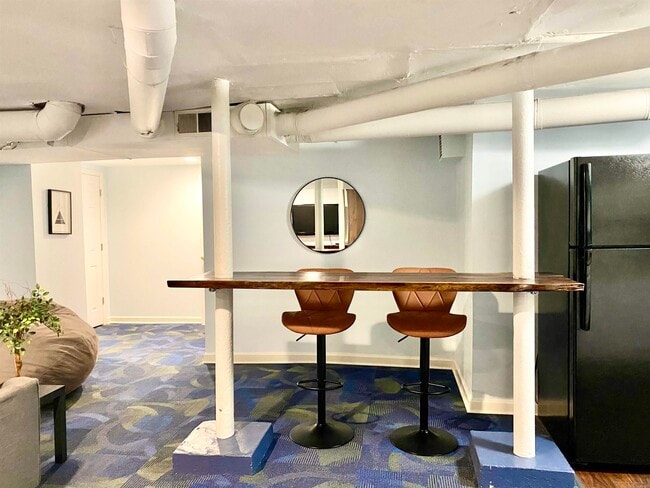 Building Photo - 1305 Stratford Ave