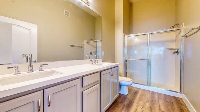 Building Photo - 3 Bedroom 1 3/4 bath condo ready for move in located in wonderful Mountains Edge .